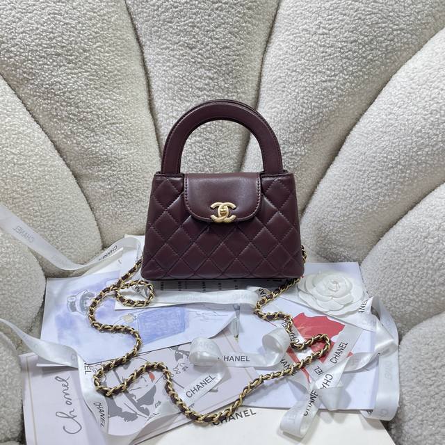 棕色！现货24A Kelly手柄包 丝绒布 时尚是一个轮回，大热门中古Kelly被Chanel重新设计焕发生机，中古Kelly以经典的手柄手提出名，在基础加上皮