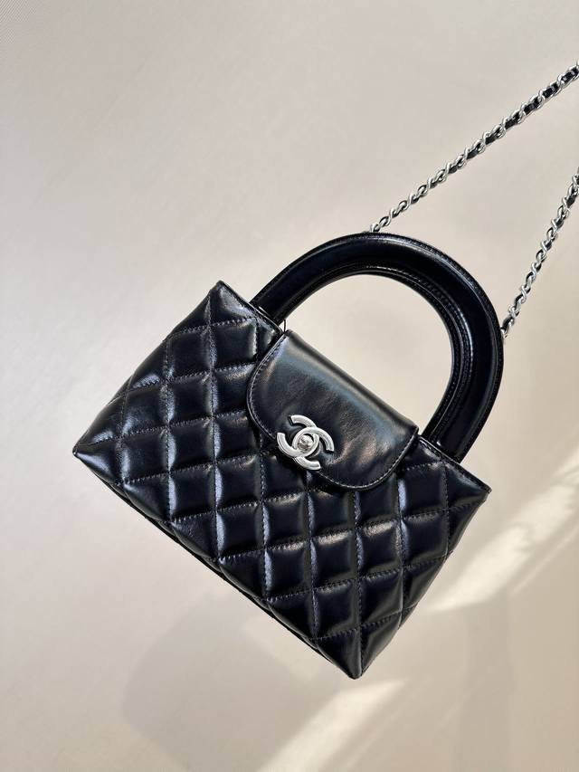 4416 全网最热24P 春日限定Kelly手提袋，叱咤整个秀场，简约又复古的小手提很灵魂很舒适！ 时髦小巧的Kelly 包型，展现优雅的同时还有点小复古，超级