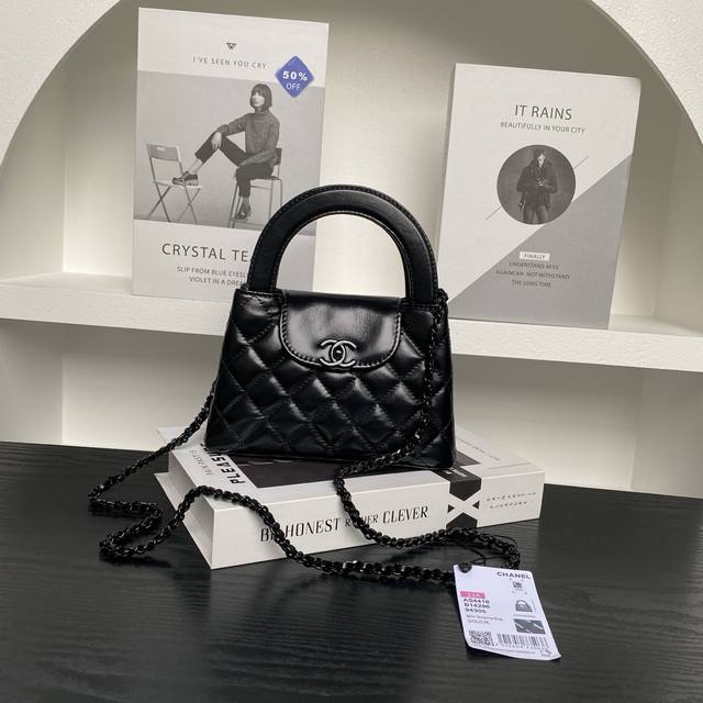 枪扣绝美款Chane1As4416 绝美巴黎女性气质 Hi，亲爱的小伙伴们这次，香奈儿带来了一系列黑色手袋，焕发出自信和谨慎的气息Size：19X13X7Cm