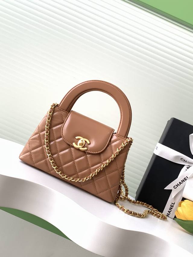 25C Kelly手柄包 时尚是一个轮回，大热门中古Kelly被Chanel重新设计焕发生机，中古Kelly以经典的手柄手提出名，在基础加上皮穿链肩带颠覆传统，