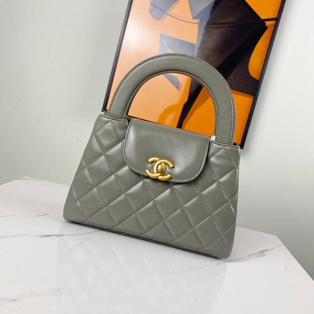 水泥灰 24K 新版Kelly手柄包 油蜡皮正版尺寸 时尚是一个轮回，大热门中古Kelly被Chanel重新设计焕发生机，中古Kelly以经典的手柄手提出名，在