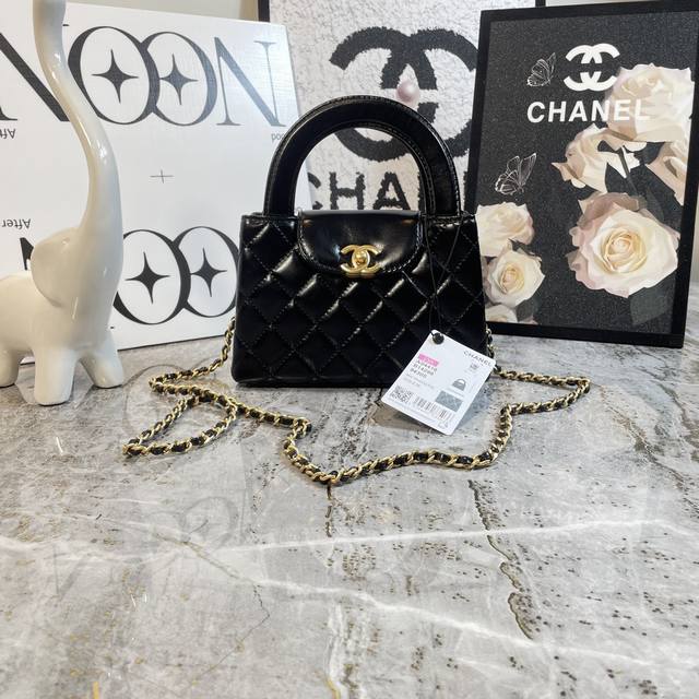 高版本！配白盒出货！ 黑色！现货24A Kelly手柄包 丝绒布 时尚是一个轮回，大热门中古Kelly被Chanel重新设计焕发生机，中古Kelly以经典的手柄