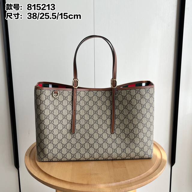 实拍# 大号 型号：815213 尺寸：38X25.5X15Cm 这款购物袋Gg图案和条纹织带这两种品牌颇有辨识性的元素融合成经典搭配，Ophidia世界的演化