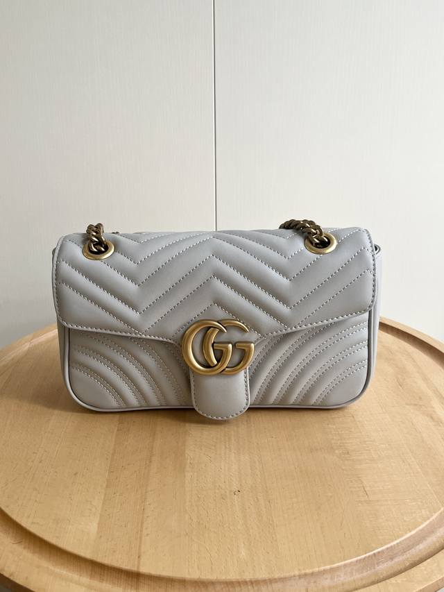 升级版实拍# 款号:443497灰色 尺寸:26-7-15Cm Gg Marmont 中号 惯性不变的经典款 容量巨大:放一个充电宝+补妆用品+一个手机之后还剩 升级版实拍# 款号:443497灰色 尺寸:26-7-15Cm Gg Marmont 中号 惯性不变的经典款 容量巨大:放一个充电宝+补妆用品+一个手机之后还剩