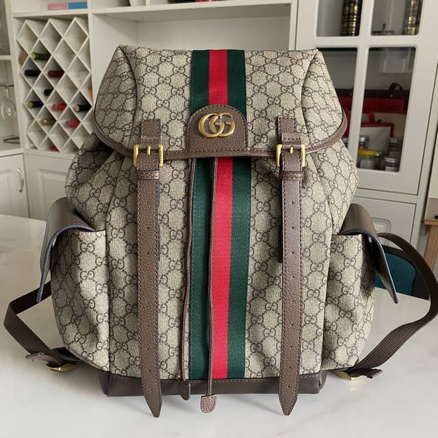 实拍# 型号：598140 尺寸：28.40.18 早春新款 Gg Supreme双肩背包 高级人造帆布与对比鲜明的高科技网眼细节，造型灵感源自登山背包。Gg图