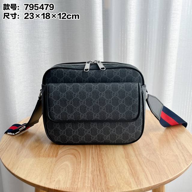 实拍# 款号795479克 尺寸23X18X12 Gucci斜挎包，黑色Gg搭配黑色皮革滚边，可调节红蓝织带，棉麻里衬，内部一个拉链袋，外部一个拉链袋，