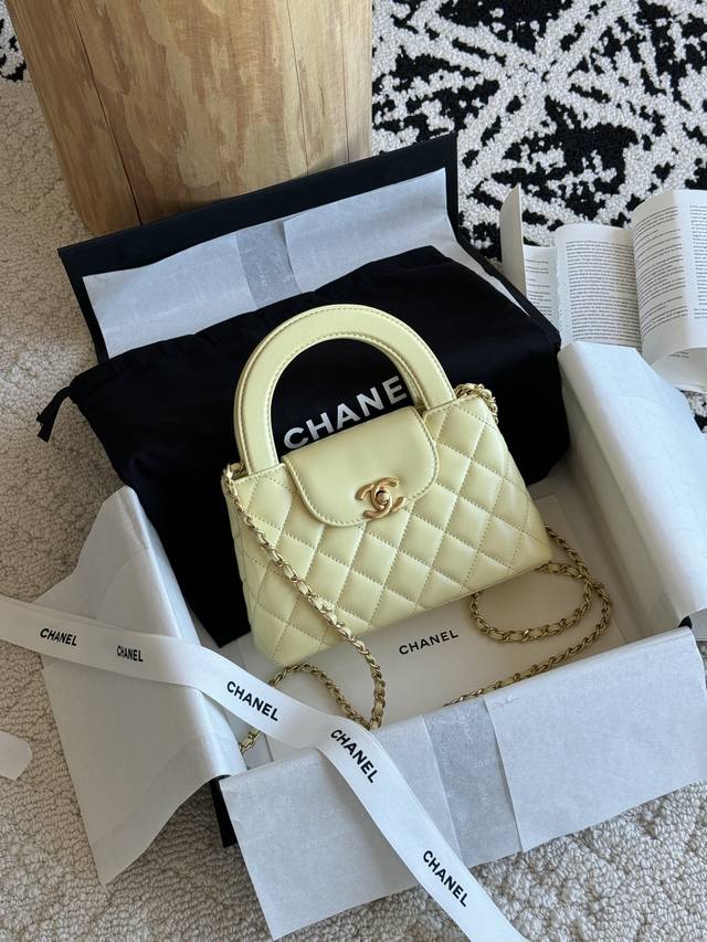 手提链条包 包身小巧精致 兼具复古与时尚感 手提优雅 肩背斜挎也适配多种风格 皮料：进口小牛皮 五金：纯铜做旧鎏金 尺寸： 型号：