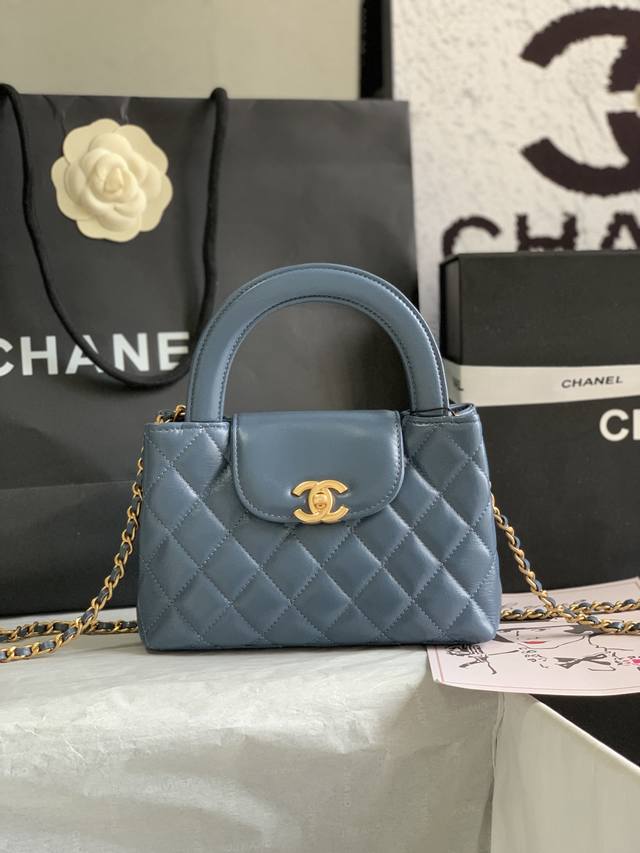 法国 高端定制品 Chane1 As4416 Chane1 23K Kelly 凯莉 23K秋冬走秀爆款来袭 不仅衣服 包包也很多设计非常赞的款式 但是，我要说