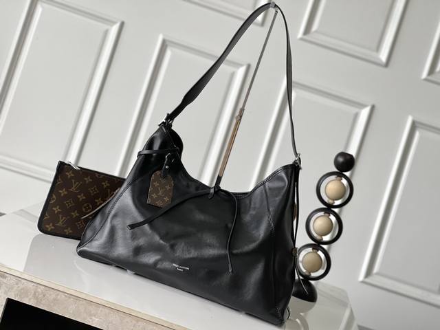 动态变码芯片 顶级原单加强版 M25143 本款 Carryall Dark 中号手袋以柔软羊皮革塑造时尚慵懒廓形，为 春夏秀场造型增添瞩目姿彩。抛光金属件与触