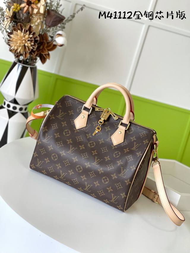 芯片钢 系列 #M41112#免检版 尺寸：30*21*17Cm 系列 原为年代的旅行者而设计， 这个系列对我而言神包一样的存在， 说到经典，不得不提就是系列，