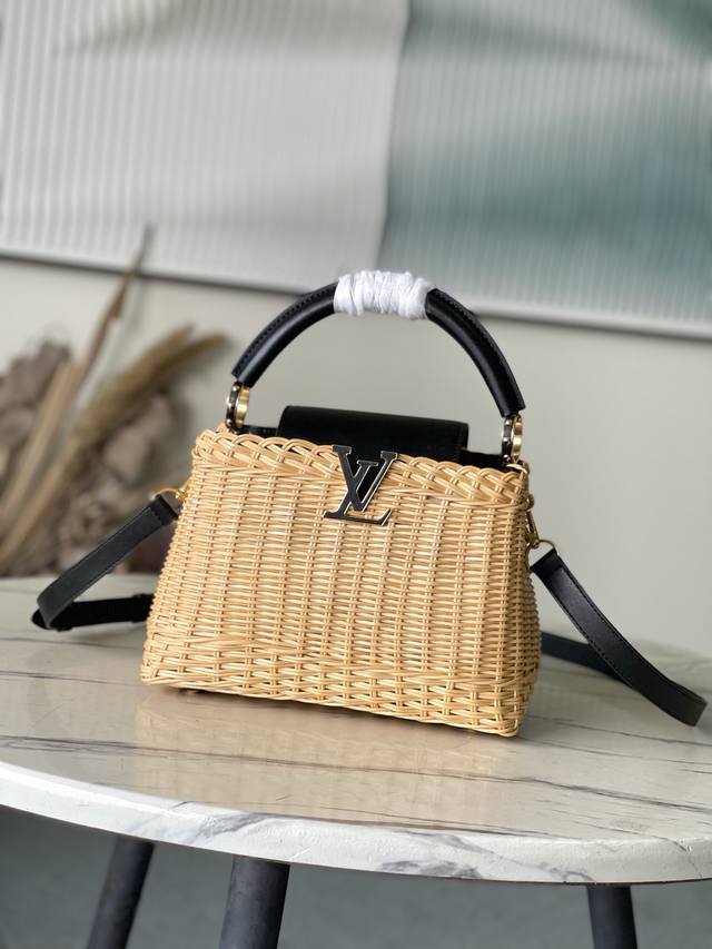 特级原厂皮 M14366 黑色小号 本款Capucinesbb手袋回溯品牌于1892年推出的Picnic硬箱，以考究设计传递度假风情。藤条包身需要数天的匠心编织