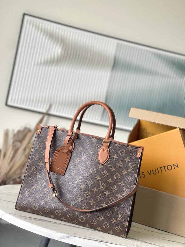 顶级原单M14235 本款Organizer手袋出自Onthego系列，为Monogram帆布搭配皮革手柄和名牌。宽敞内里可容纳笔记本电脑和记事本，多重口袋实现