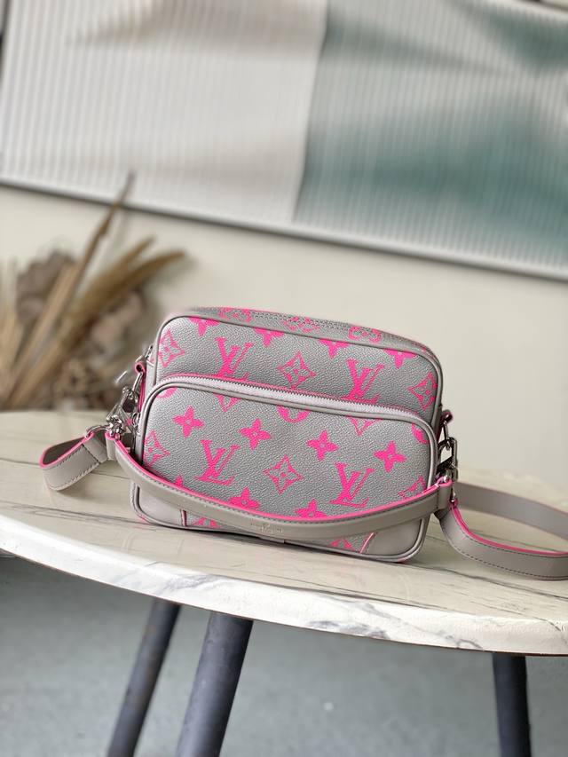 顶级原单 M15024 灰色 男 差包 Nil 邮差手袋 Pharrell Williams 出自品牌与 Tyler 的合作系列，为 Damier Golf 涂