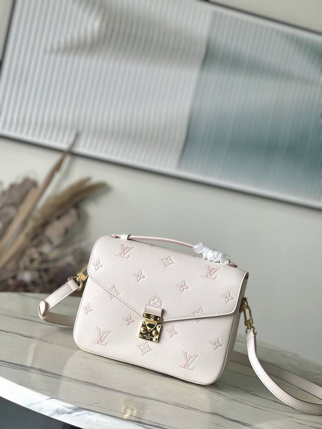 头层皮 顶级原单 M14977 本款Monogram Empreinte皮革，采用色调轮廓，这款Pochette MéTis Mm版是一款时尚的日常选择。它采用