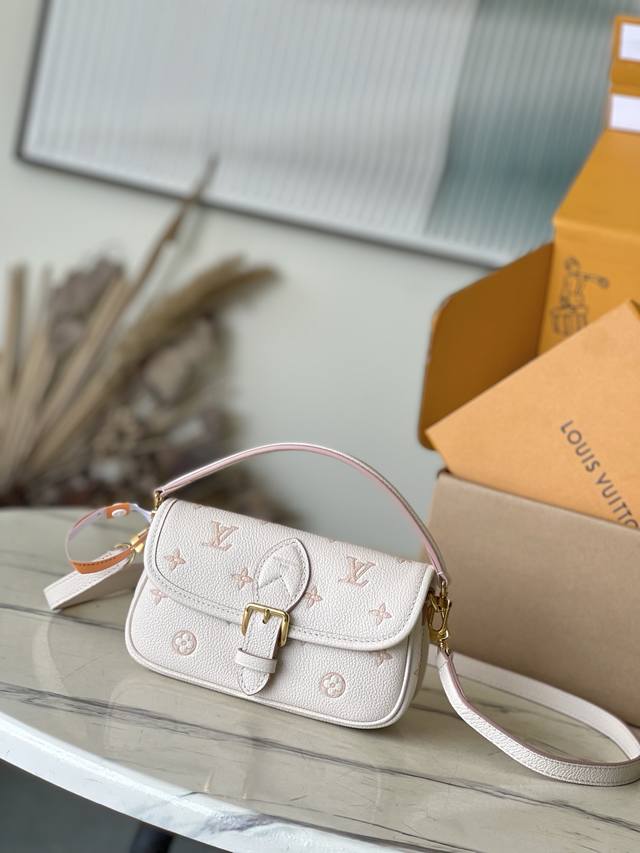 头层皮 顶级原单M13642 本款Nano Diane手袋以同色美学重绎经典Monogram图案，并为皮革包身融入耀目金属件与可拆卸肩带及手柄。紧凑构型轻松容纳