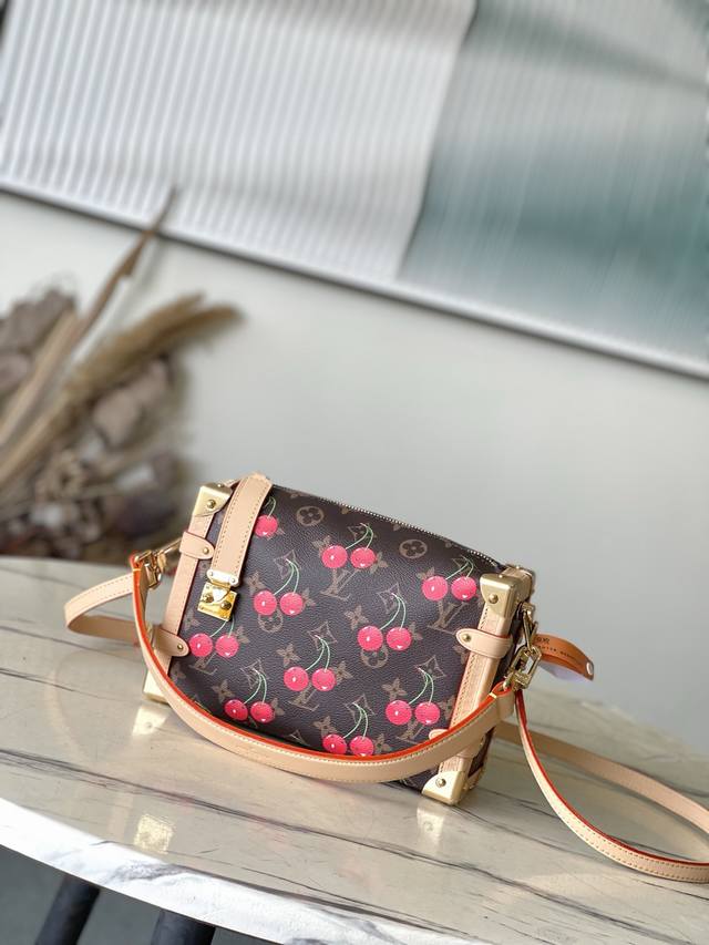 钢五金 顶级原单 M14278 本款Side Trunk中号手袋满载路易威登×村上隆复刻系列的灵动意趣，为经典Monogram涂层帆布融入甜美樱桃图案，再现日本