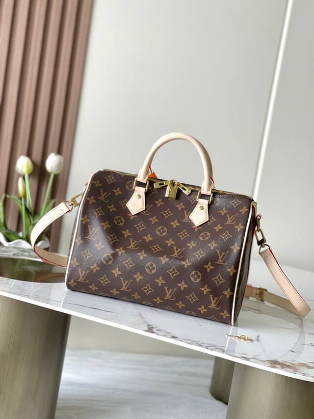 顶级原单型号41112花 Speedy 系列手袋原为 1930 年代的旅行者而设计，以此之名致敬那个急剧变革的年代。本款 Speedy BandoulièRe