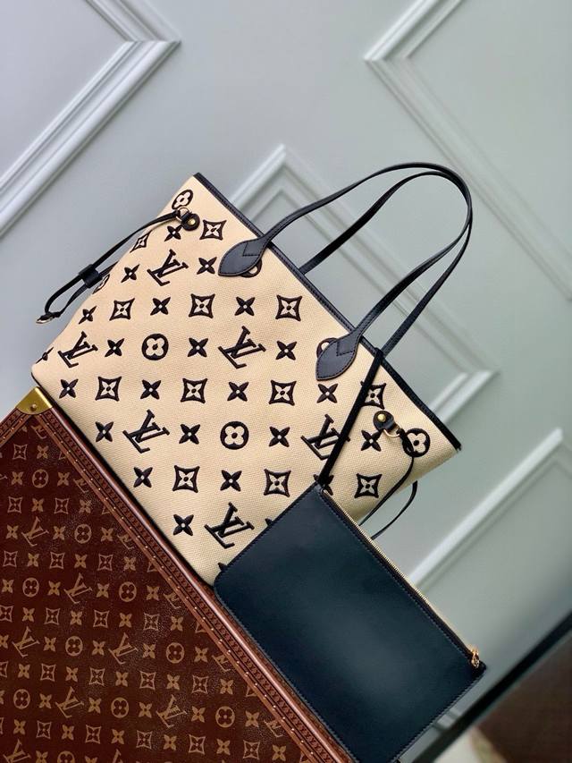 顶级原单M22838 黑色编织 本款 Neverfull 中号手袋来自崭新 By The Pool 系列,释放无拘无束的海滨假日氛围。柔韧如拉菲草的棉布呈现 M 顶级原单M22838 黑色编织 本款 Neverfull 中号手袋来自崭新 By The Pool 系列,释放无拘无束的海滨假日氛围。柔韧如拉菲草的棉布呈现 M