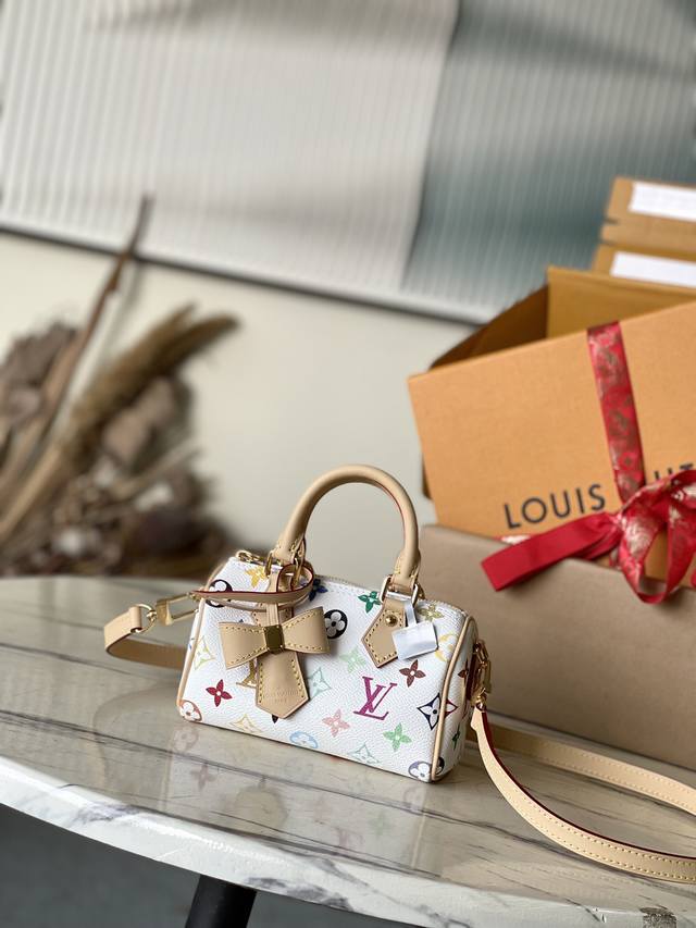 顶级原单M13391 本款Nano Speedy手袋选用Monogram 涂层帆布和牛皮革饰边塑造玲珑构型，以明丽色彩演绎路易威登×村上隆再版系列的灵动格调。T