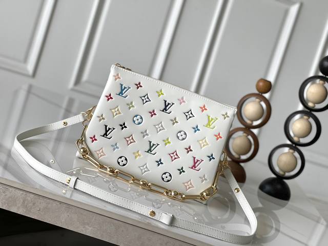 头层皮 顶级原单变码芯片版 M13233白彩 本款 Coussin 小号手袋出自路易威登 X 村上隆再版系列，选用蓬松羊皮革塑造利落构型，再以全幅 Monogr