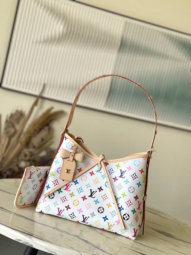 顶级原单 M13661 本款Carryall小号手袋出自路易威登X村上隆再版系列，为Monogram涂层帆布巧妙融入日本艺术家的明丽色调。牛皮革饰边勾勒贴身构型