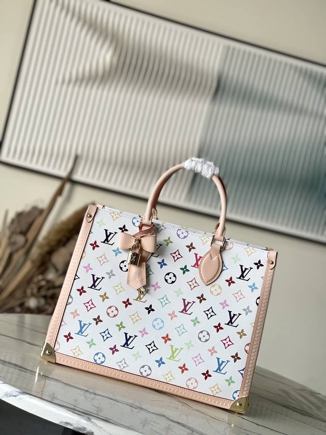 顶级原单 M13079 路易威登X村上隆再版系列以灵动笔触演绎Onth Go中号手袋。缤纷Monogram帆布包身、牛皮革饰边和L钥匙包影显考究格调，莹亮包角回