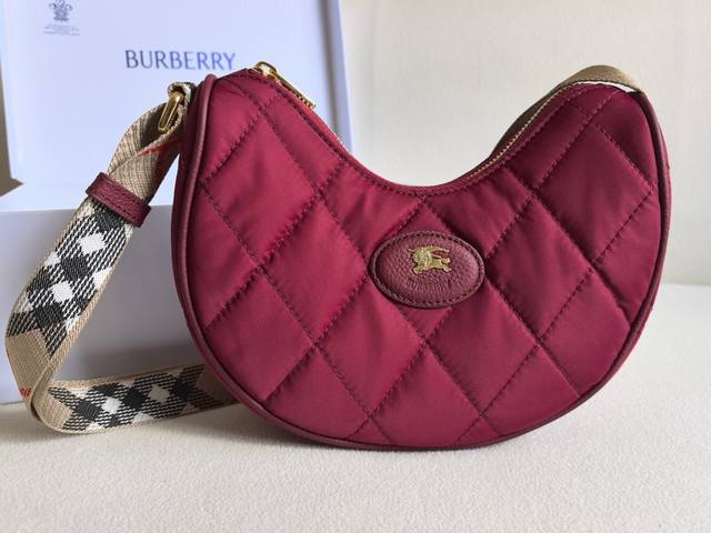 B家斜背包，汲取英伦乡间雅致灵感。选用绗缝尼龙混纺面料打造，装饰新季色调精纺 Bur 格纹。融入同色系皮革饰边和骑士印章，源自 1980 年代品牌包款的典藏图案