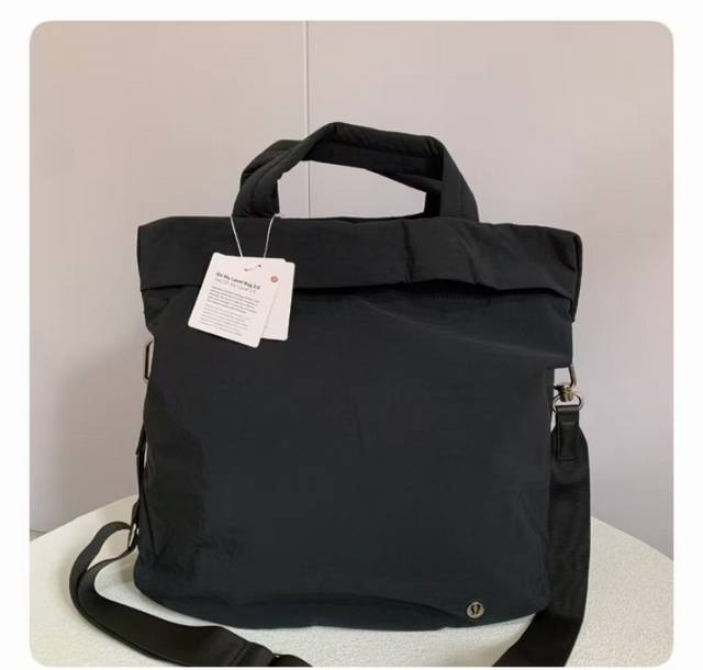 黑色2.0来了 尺寸：30*24*36Cm，19L 露露家最实用的手提包，不管是从设计上还是尺寸上，这绝对是最好用的，有了这个包，基本上你平时上班、运动、休闲时