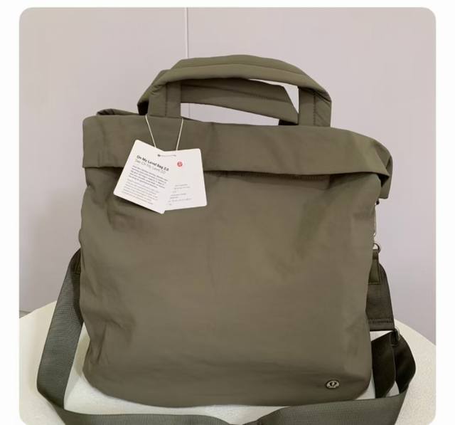 烟灰绿2.0， 尺寸：30*24*36Cm，19L 国风这不就来了！超级好看特别的一个颜色！绝对不会撞的一只颜色！集颜值与实用为一体！