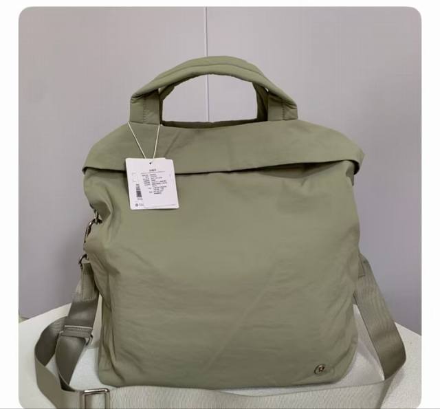 米色2.0， 尺寸：30*24*36Cm，19L 性价比超高无敌的2.0版本，非常非常轻便，实用，超大容量，各种出行潮搭四季必备单品 出行首选！必须推荐多功能的