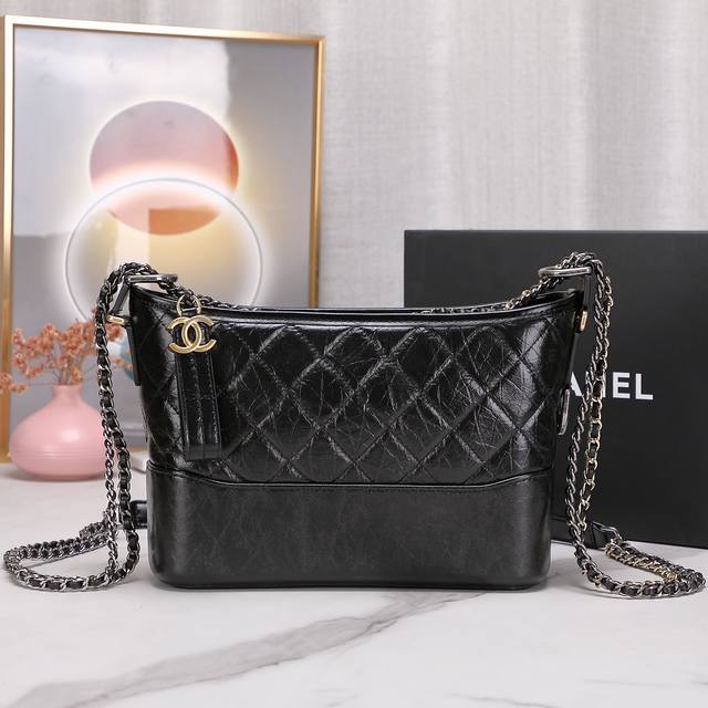 流浪包中号跑量价 独家实拍原单进口货，全钢五金2017 Chane* Gabrielle#小香创新总是不会让人失望，在原有的美感上融入力量与优雅的设计美学，便诞