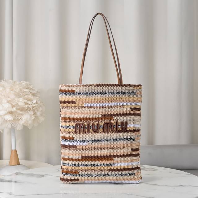 5Bg248，超重工纯手工制作彩虹编织包，采用多种颜色绵线钩织，手工制作非常复杂，新正面标志性Miumiu刺绣，棉布里内，超轻，容量超大，小尺寸竖版适配度更高，