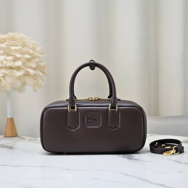原单石楠木色 新版本：5Bb148，Miu家新款保龄球包包，官网主推，今年绝对爆款式，顶级进口小牛皮，Miu家独具风格Matelasse图案，包身精致立体有型，