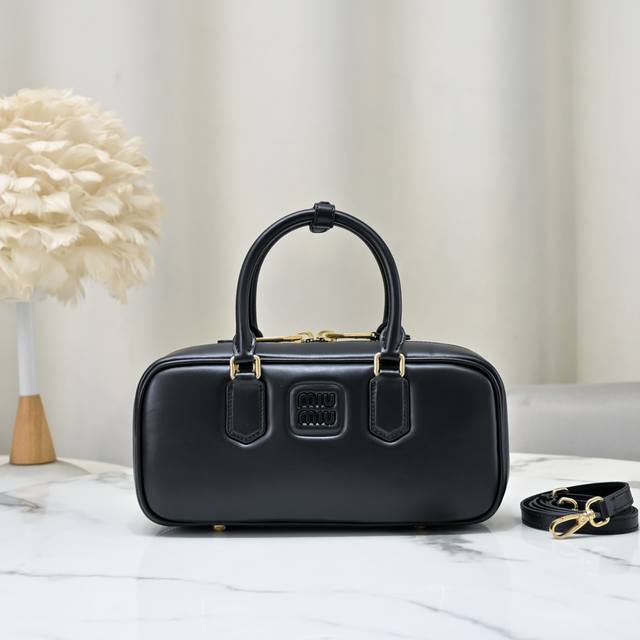 原单黑色 新版本：5Bb148，Miu家新款保龄球包包，官网主推，今年绝对爆款式，顶级进口小牛皮，Miu家独具风格Matelasse图案，包身精致立体有型，正面