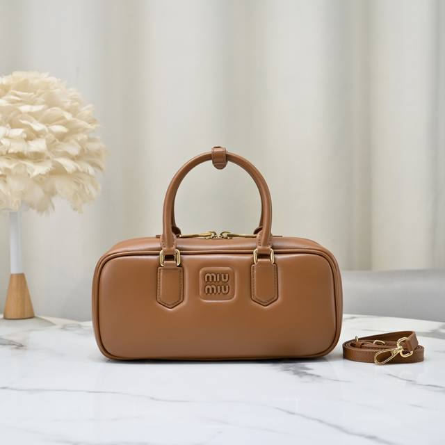 原单干邑色 新版本：5Bb148，Miu家新款保龄球包包，官网主推，今年绝对爆款式，顶级进口小牛皮，Miu家独具风格Matelasse图案，包身精致立体有型，正