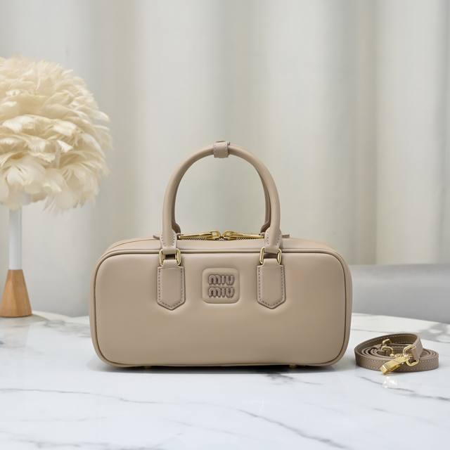 原单豆沙色 新版本：5Bb148，Miu家新款保龄球包包，官网主推，今年绝对爆款式，顶级进口小牛皮，Miu家独具风格Matelasse图案，包身精致立体有型，正