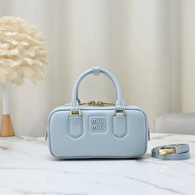 原单湖蓝 5Bb142，Miu家新款保龄球包包，官网主推，今年绝对爆款式，顶级进口小牛皮，Miu家独具风格Matelasse图案，包身精致立体有型，正面刻字徽标