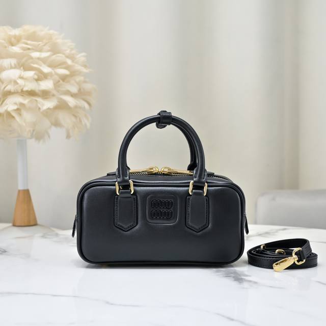 原单黑色 5Bb142，Miu家新款保龄球包包，官网主推，今年绝对爆款式，顶级进口小牛皮，Miu家独具风格Matelasse图案，包身精致立体有型，正面刻字徽标