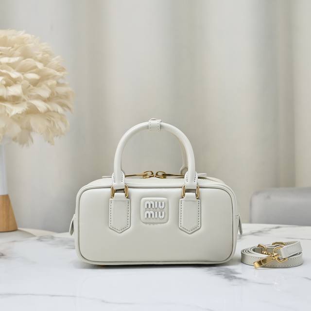原单白色 5Bb142，Miu家新款保龄球包包，官网主推，今年绝对爆款式，顶级进口小牛皮，Miu家独具风格Matelasse图案，包身精致立体有型，正面刻字徽标