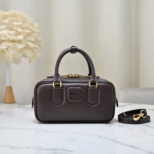 原单石楠木色 5Bb142，Miu家新款保龄球包包，官网主推，今年绝对爆款式，顶级进口小牛皮，Miu家独具风格Matelasse图案，包身精致立体有型，正面刻字