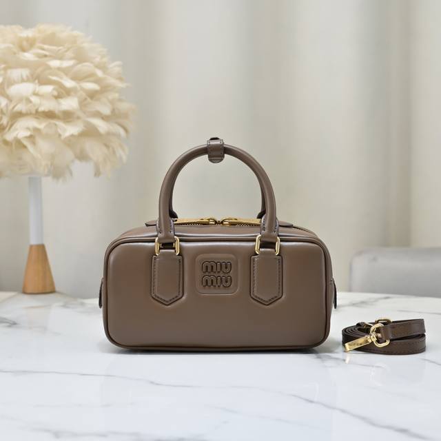 原单苔原色 5Bb142,Miu家新款保龄球包包,官网主推,今年绝对爆款式,顶级进口小牛皮,Miu家独具风格Matelasse图案,包身精致立体有型,正面刻字徽 原单苔原色 5Bb142,Miu家新款保龄球包包,官网主推,今年绝对爆款式,顶级进口小牛皮,Miu家独具风格Matelasse图案,包身精致立体有型,正面刻字徽