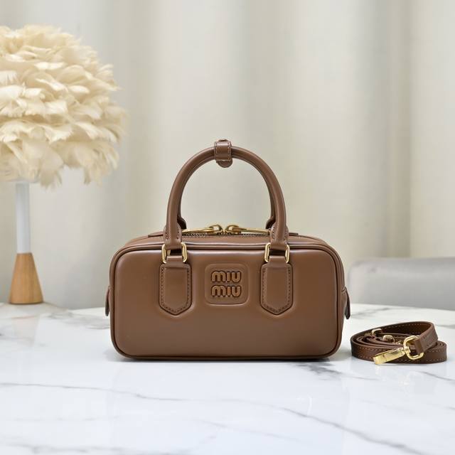 原单棕色 5Bb142，Miu家新款保龄球包包，官网主推，今年绝对爆款式，顶级进口小牛皮，Miu家独具风格Matelasse图案，包身精致立体有型，正面刻字徽标