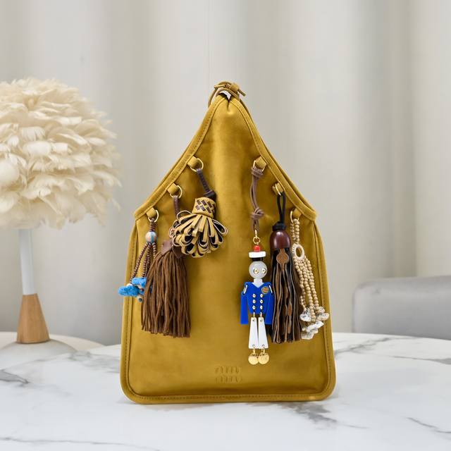 25Ss限量秀款麂皮挂件包 編號:5Ba295Miu 绒面羊皮革流苏手提包～Miu设计以在生活方式的视角演绎 呈现创意单品 柔软绒面皮革 通过挂件丰富独特和配饰