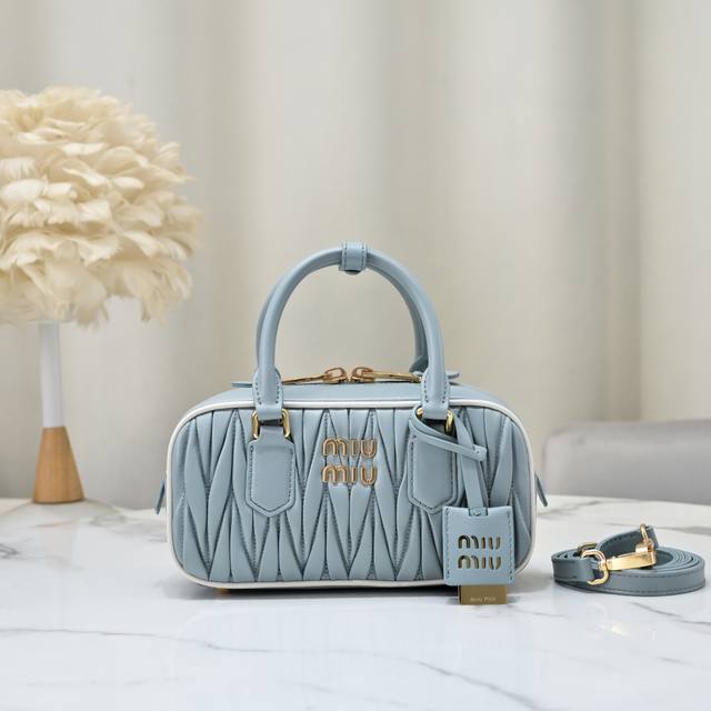 新版本：5Bb142，M家新款保龄球包包，官网主推，最新白边拼色，顶级进口小羊皮，Miu家独具风格Matelasse图案，包身精致立体有型，正面刻字徽标与皮革颜