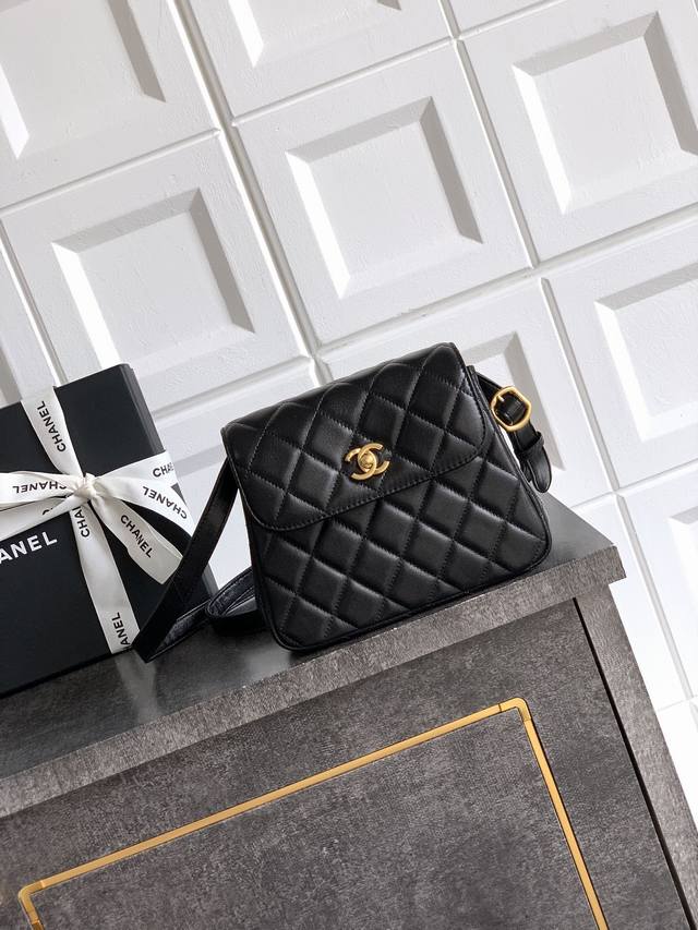 1918工厂P货 黑色配皮 Ohanel25A高级手工坊口盖包、系列计收获一只复古小皮具麂皮拼！羊皮的材质、中古感十足菱格纹精细雕琢、视觉与触感的双重暴击容量空