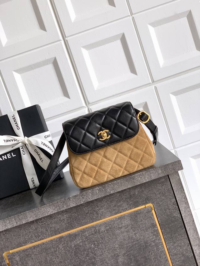 1918工厂P货 黑配棕色麂皮 Ohanel25A高级手工坊口盖包、系列计收获一只复古小皮具麂皮拼!羊皮的材质、中古感十足菱格纹精细雕琢、视觉与触感的双重暴击容 1918工厂P货 黑配棕色麂皮 Ohanel25A高级手工坊口盖包、系列计收获一只复古小皮具麂皮拼!羊皮的材质、中古感十足菱格纹精细雕琢、视觉与触感的双重暴击容