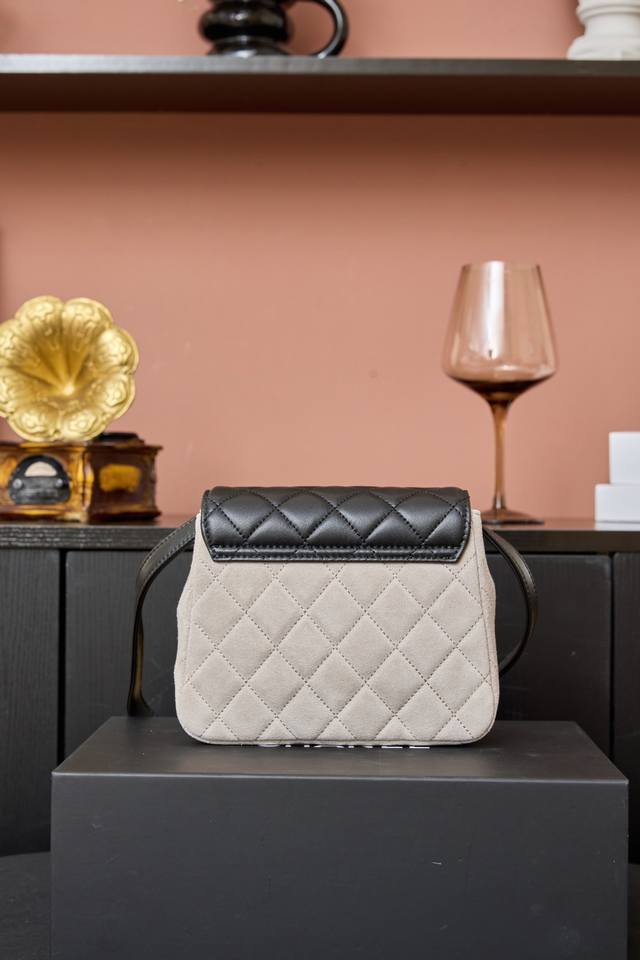 铁灰色 Ohanel25A高级手工坊口盖包、系列计收获一只复古小皮具麂皮拼！羊皮的材质、中古感十足菱格纹精细雕琢、视觉与触感的双重暴击容量空间很实用装得下手机、