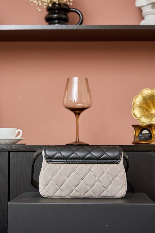 1918工厂P货 黑配灰色皮 Ohanel25A高级手工坊口盖包、系列计收获一只复古小皮具麂皮拼！羊皮的材质、中古感十足菱格纹精细雕琢、视觉与触感的双重暴击容量