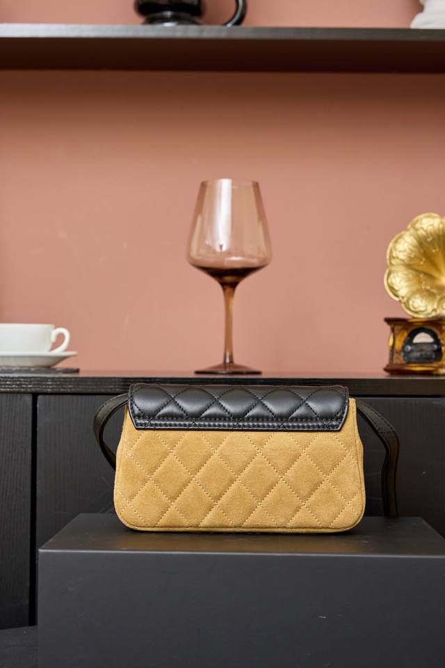 1918工厂P货 黑配棕色皮 Ohanel25A高级手工坊口盖包、系列计收获一只复古小皮具麂皮拼！羊皮的材质、中古感十足菱格纹精细雕琢、视觉与触感的双重暴击容量