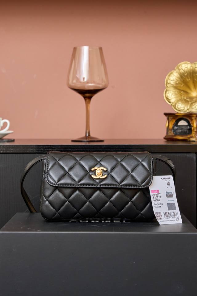 1918工厂P货 黑配皮 Ohanel25A高级手工坊口盖包、系列计收获一只复古小皮具麂皮拼！羊皮的材质、中古感十足菱格纹精细雕琢、视觉与触感的双重暴击容量空间